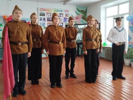 Учащиеся 8 класса МБОУ "Новотырышкинская СОШ", призёры фонетического конкурса "Great Victory"  в номинации "Песня"